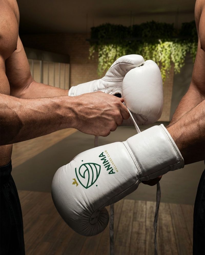 Luvas de boxe ANIMA sendo ajustadas antes do treino
